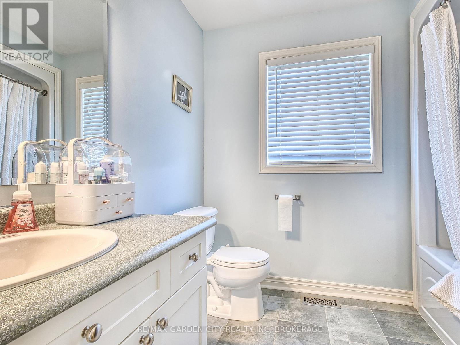 Photo 36 of 29 Agincourt Crescent, St Catharines ON