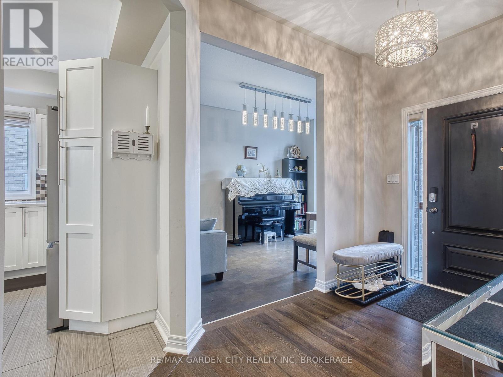 Photo 9 of 29 Agincourt Crescent, St Catharines ON