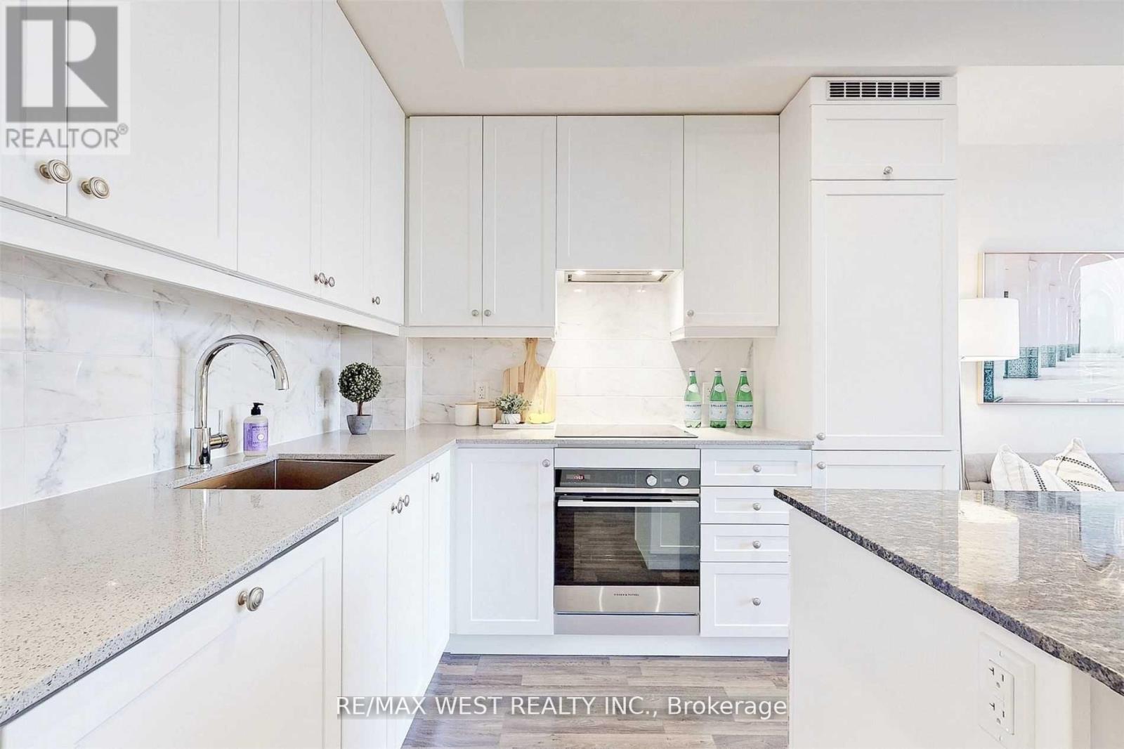 Photo 5 of 301 9085 Jane Street, Vaughan ON