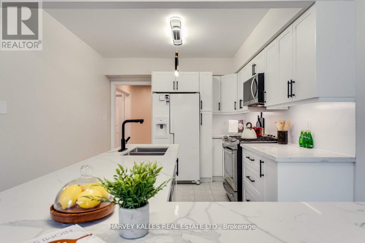 Photo 11 of 67 Venice Crescent, Vaughan ON