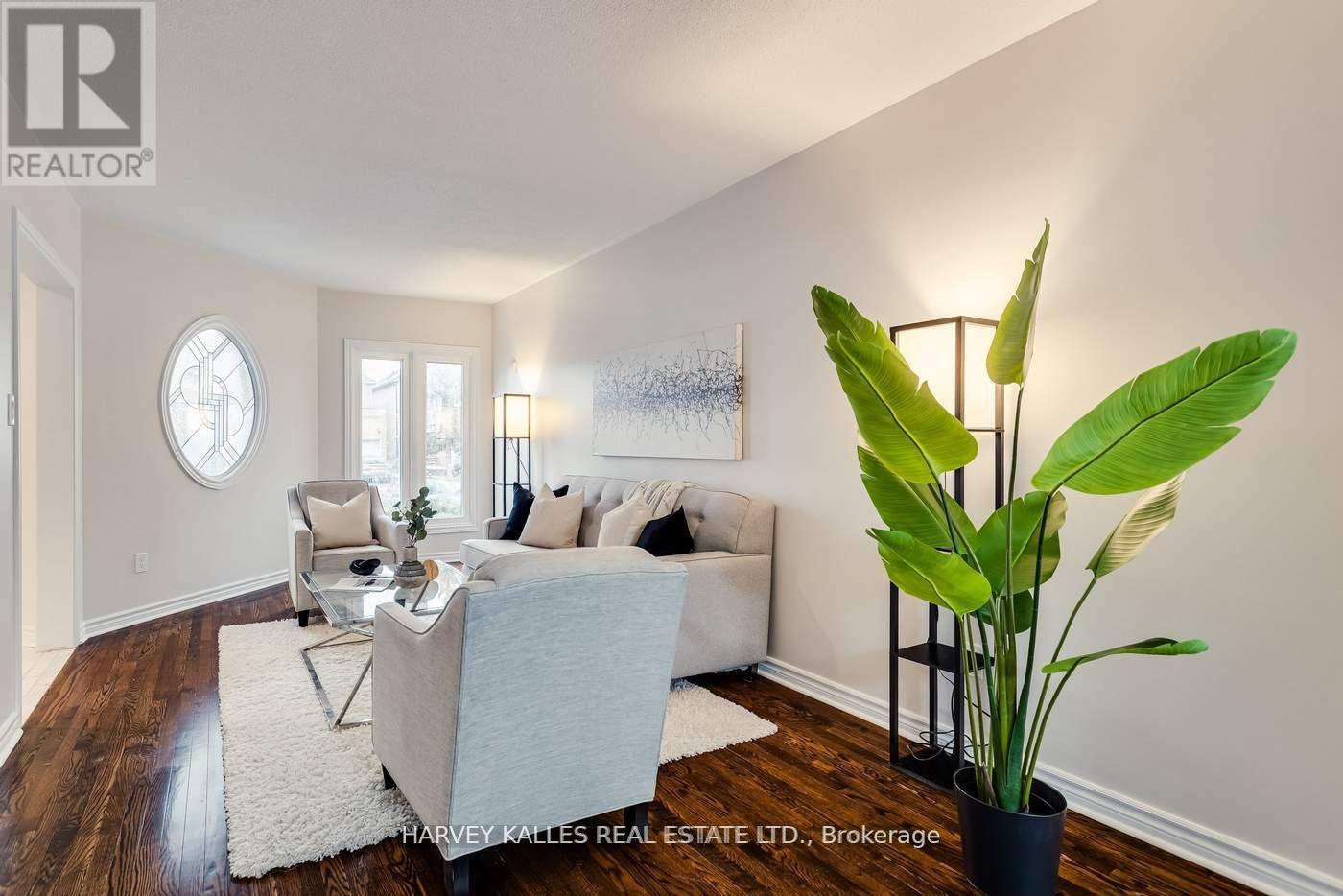 Photo 5 of 67 Venice Crescent, Vaughan ON