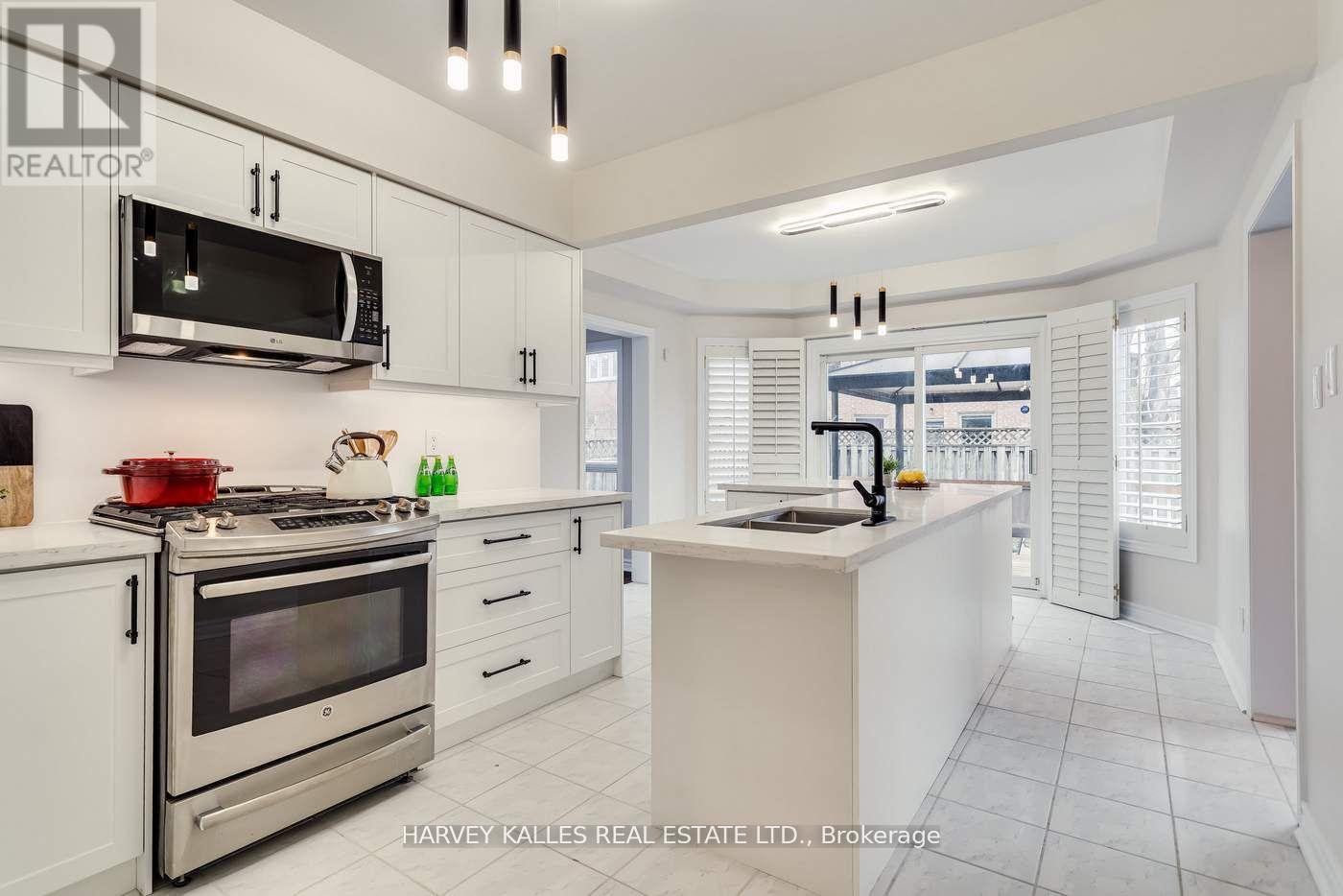 Photo 8 of 67 Venice Crescent, Vaughan ON