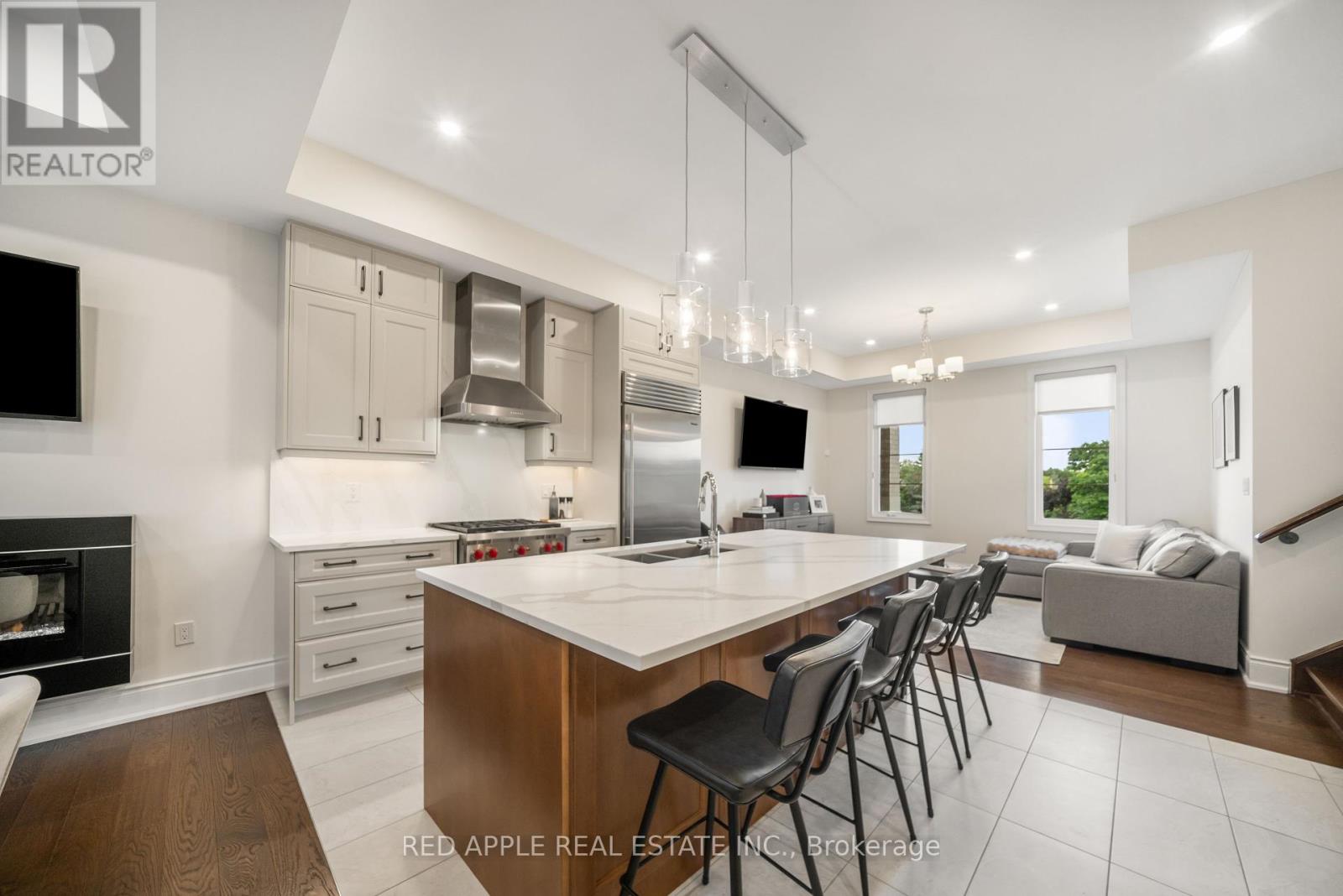 Photo 12 of 9392 Bayview Avenue, Richmond Hill ON
