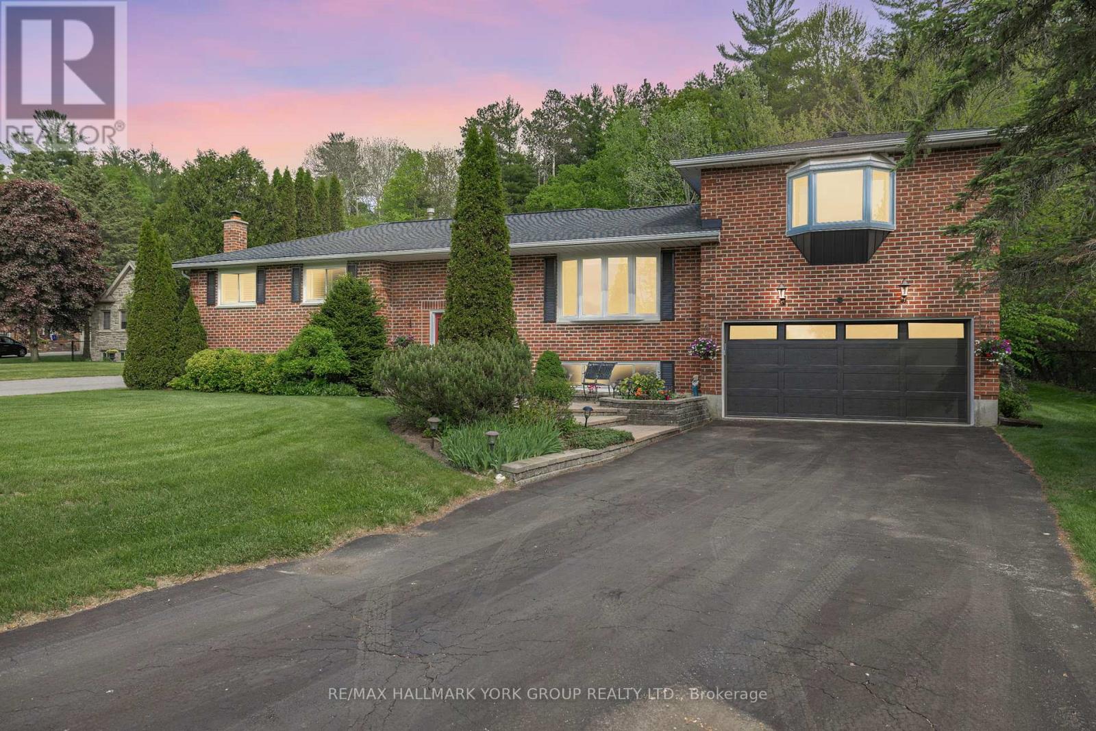 Photo 1 of 14 Anchor Court, East Gwillimbury ON