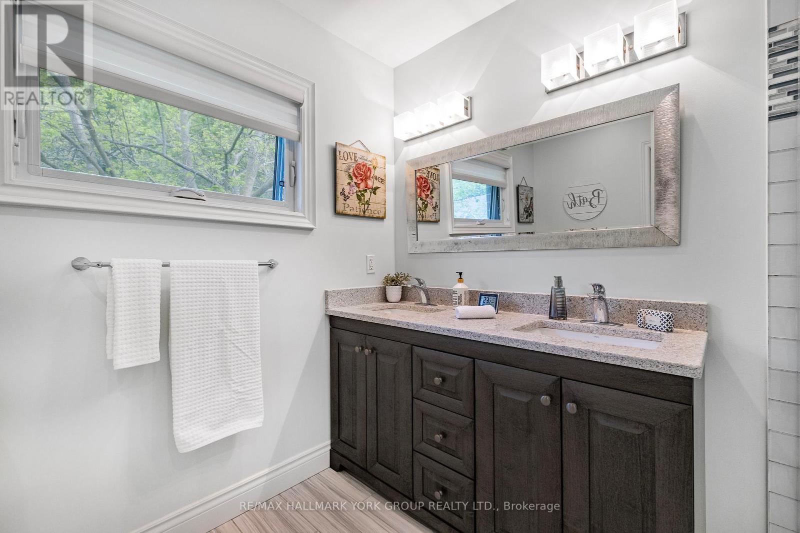 Photo 24 of 14 Anchor Court, East Gwillimbury ON