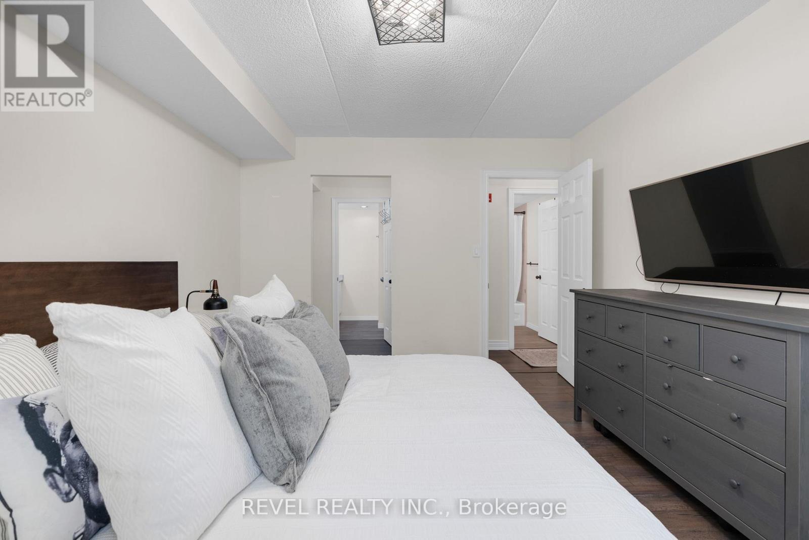 Photo 10 of 206 107 Bond Street, Orillia ON