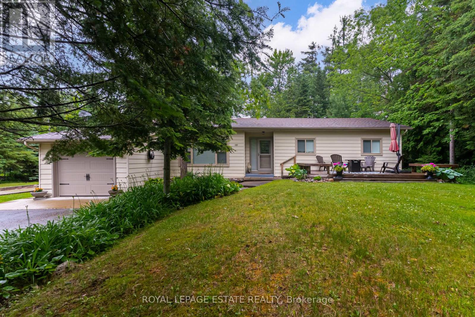 Photo 3 of 107 Nicole Boulevard, Tiny ON