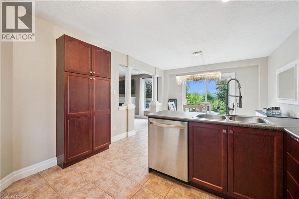 Photo 11 of 957 Banffshire Court, Kitchener ON