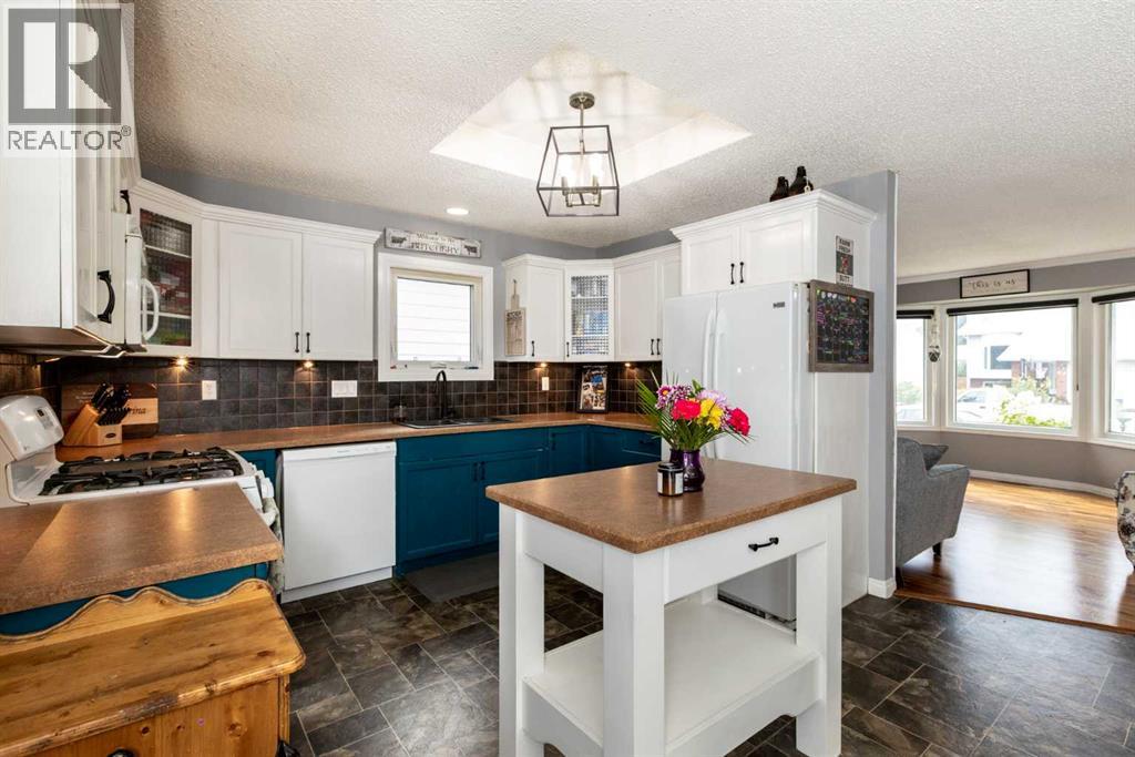 Photo 11 of 62 Rupert Crescent, Red Deer AB