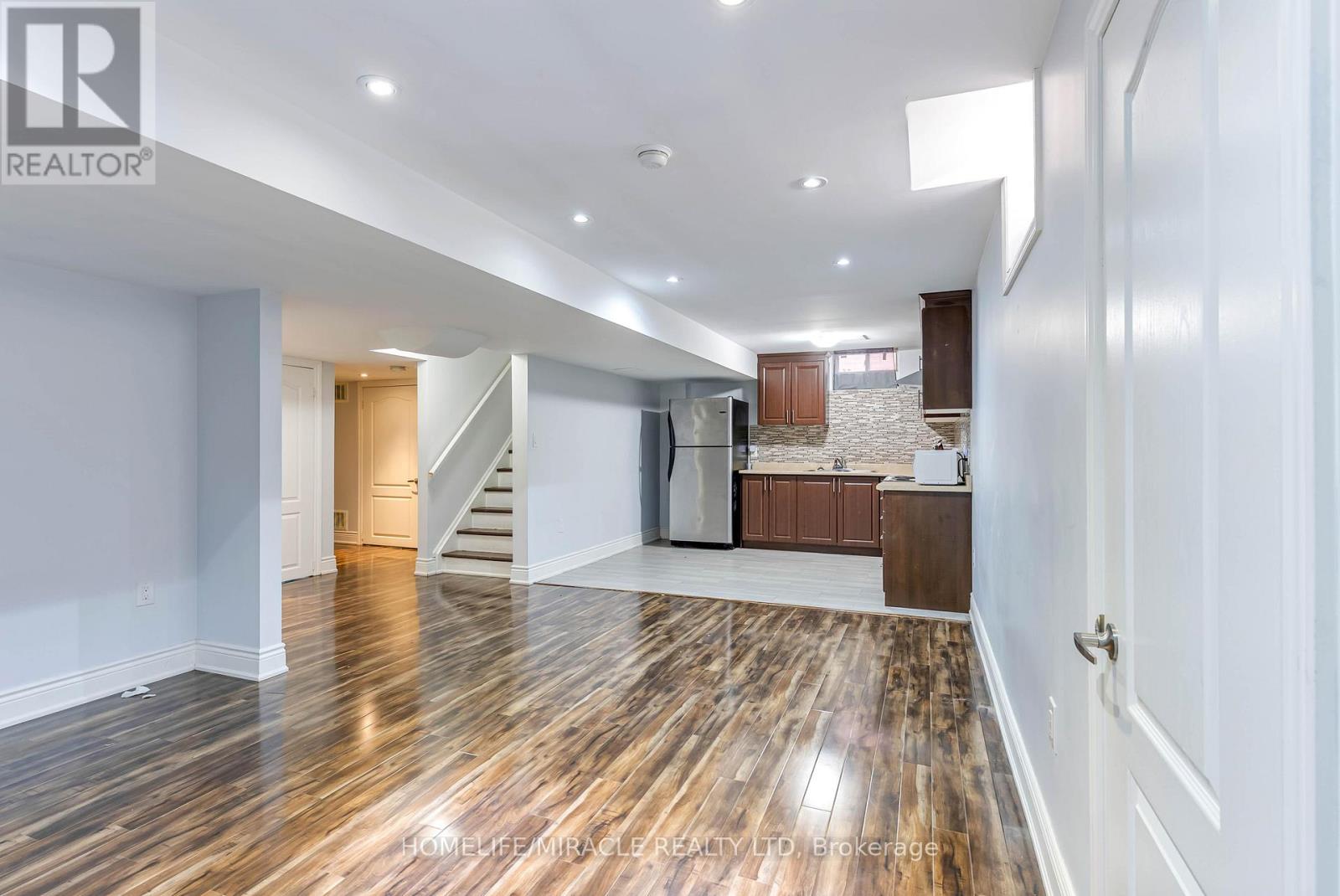 Photo 4 of 14 Galveston Crescent, Brampton ON