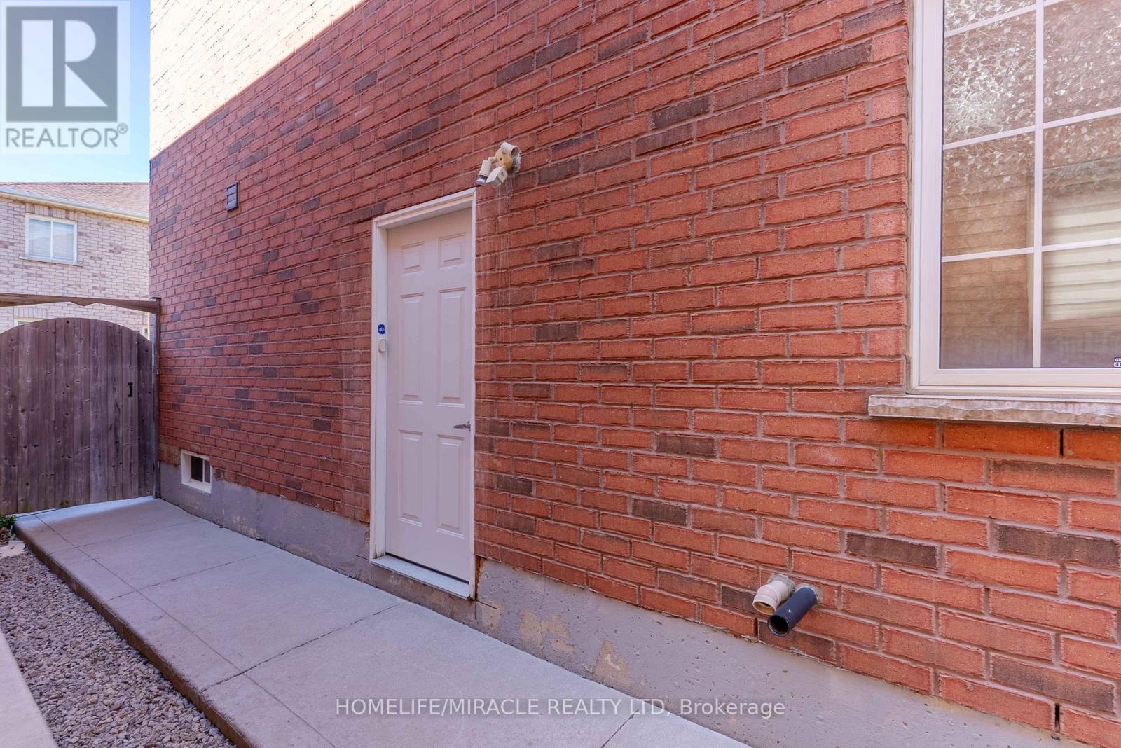 Photo 2 of 14 Galveston Crescent, Brampton ON