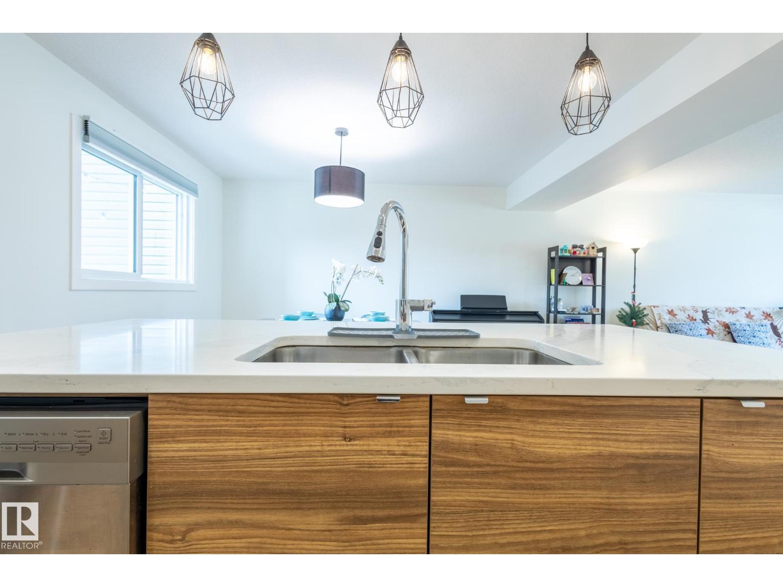 Photo 5 of 6481 King Wd Sw, Edmonton AB