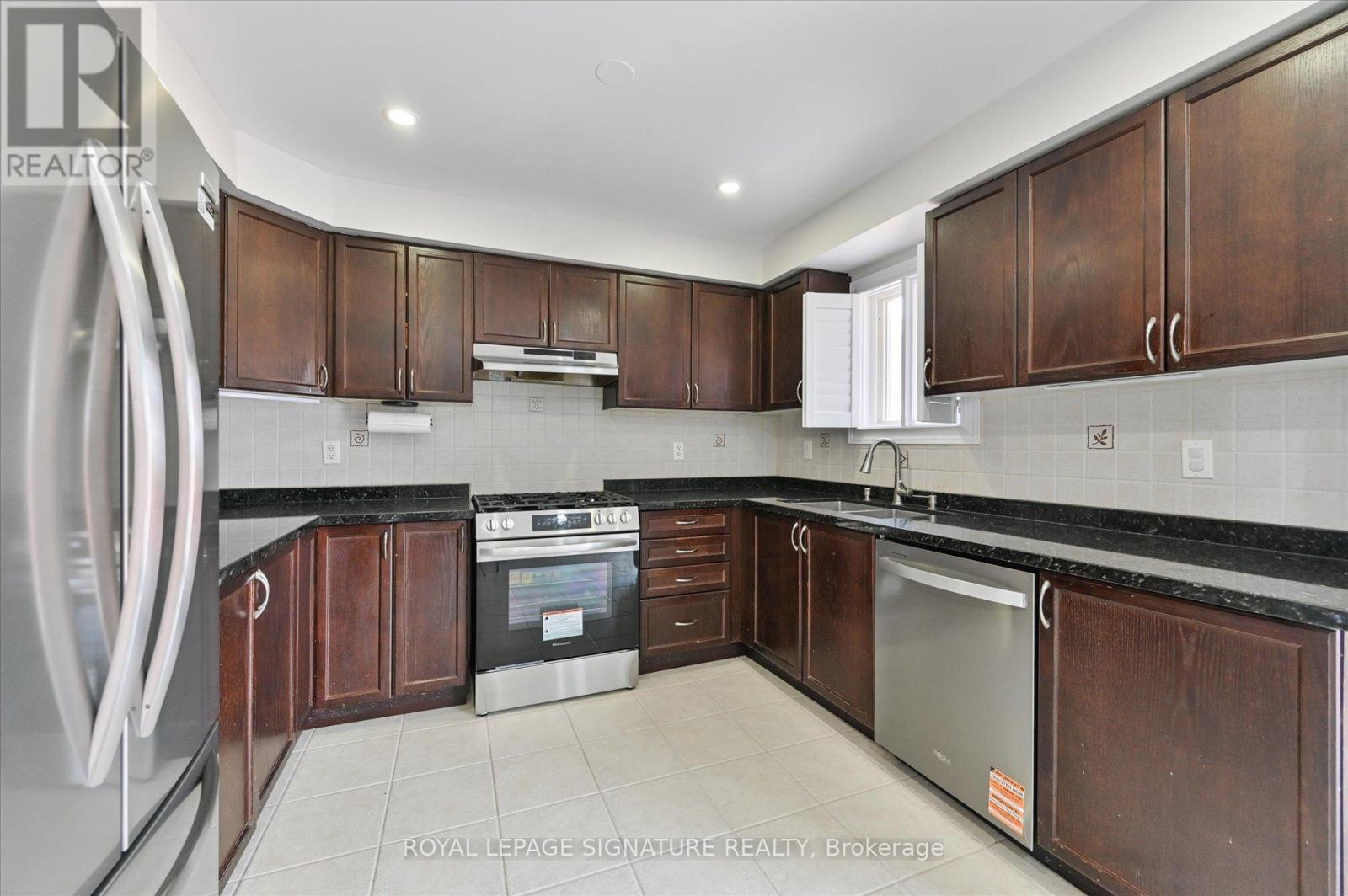 Photo 35 of 5 Thornbush Boulevard, Brampton ON