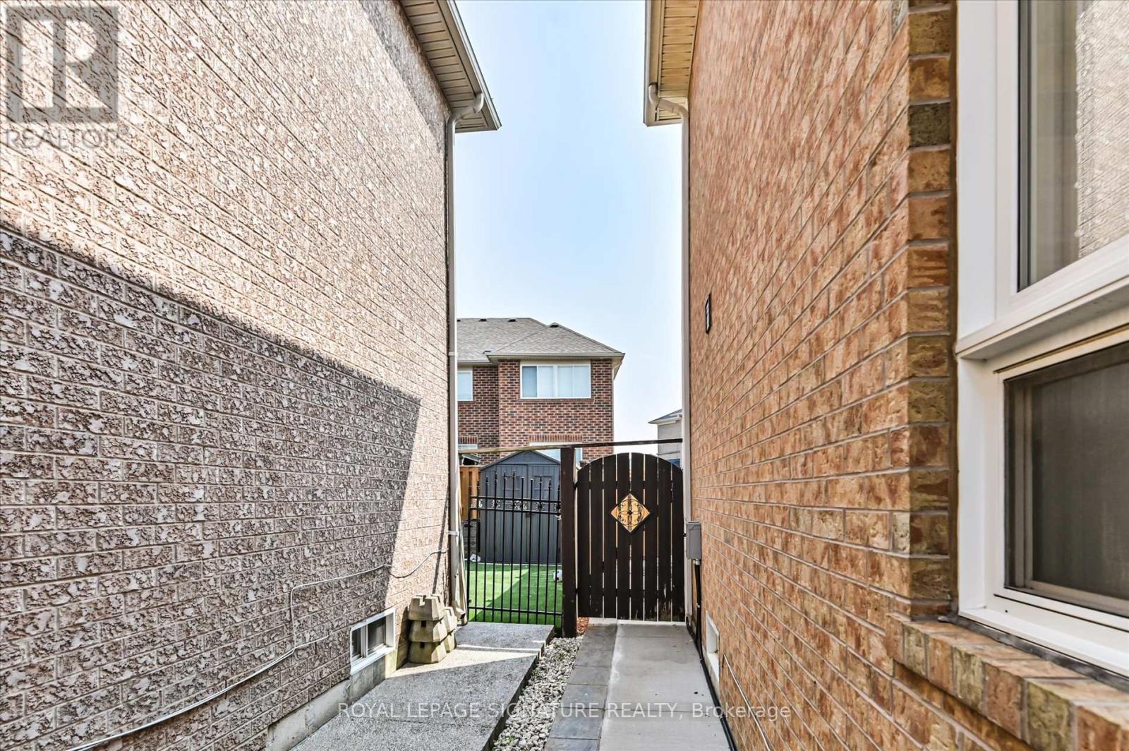 Photo 7 of 5 Thornbush Boulevard, Brampton ON