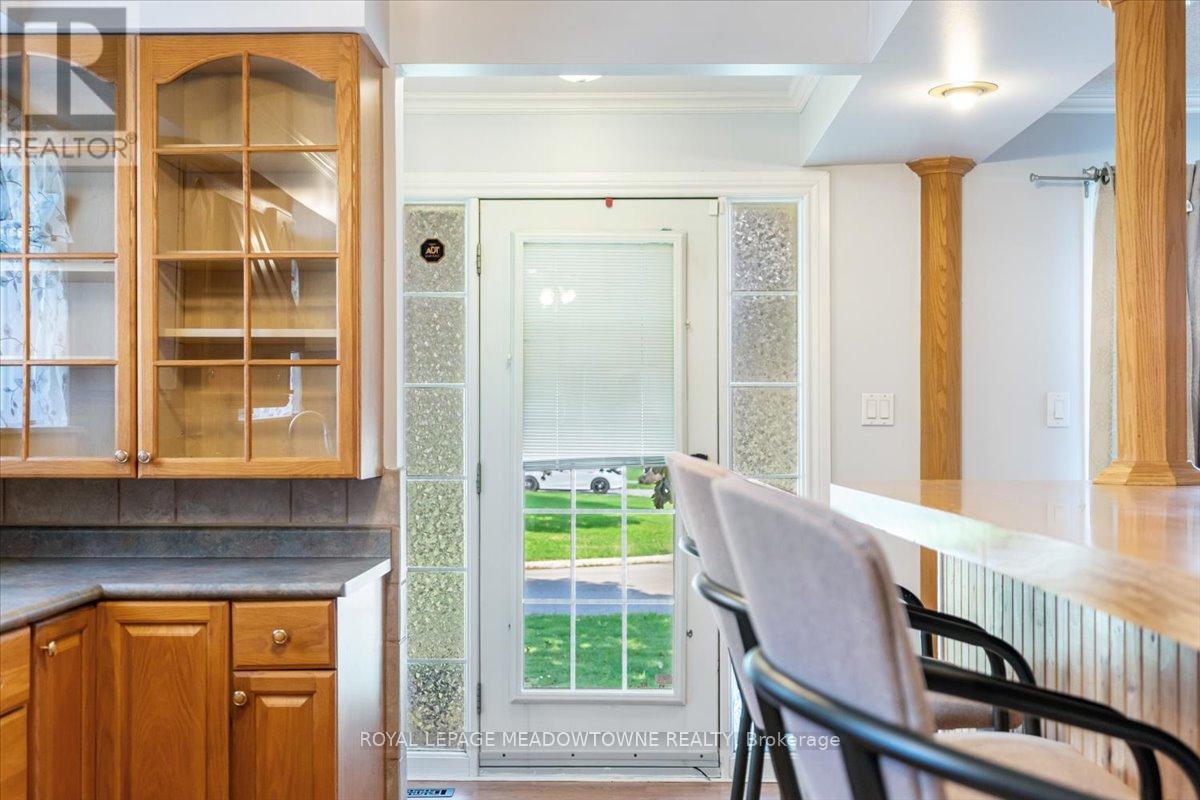 Photo 2 of 9 Welbeck Drive, Brampton ON
