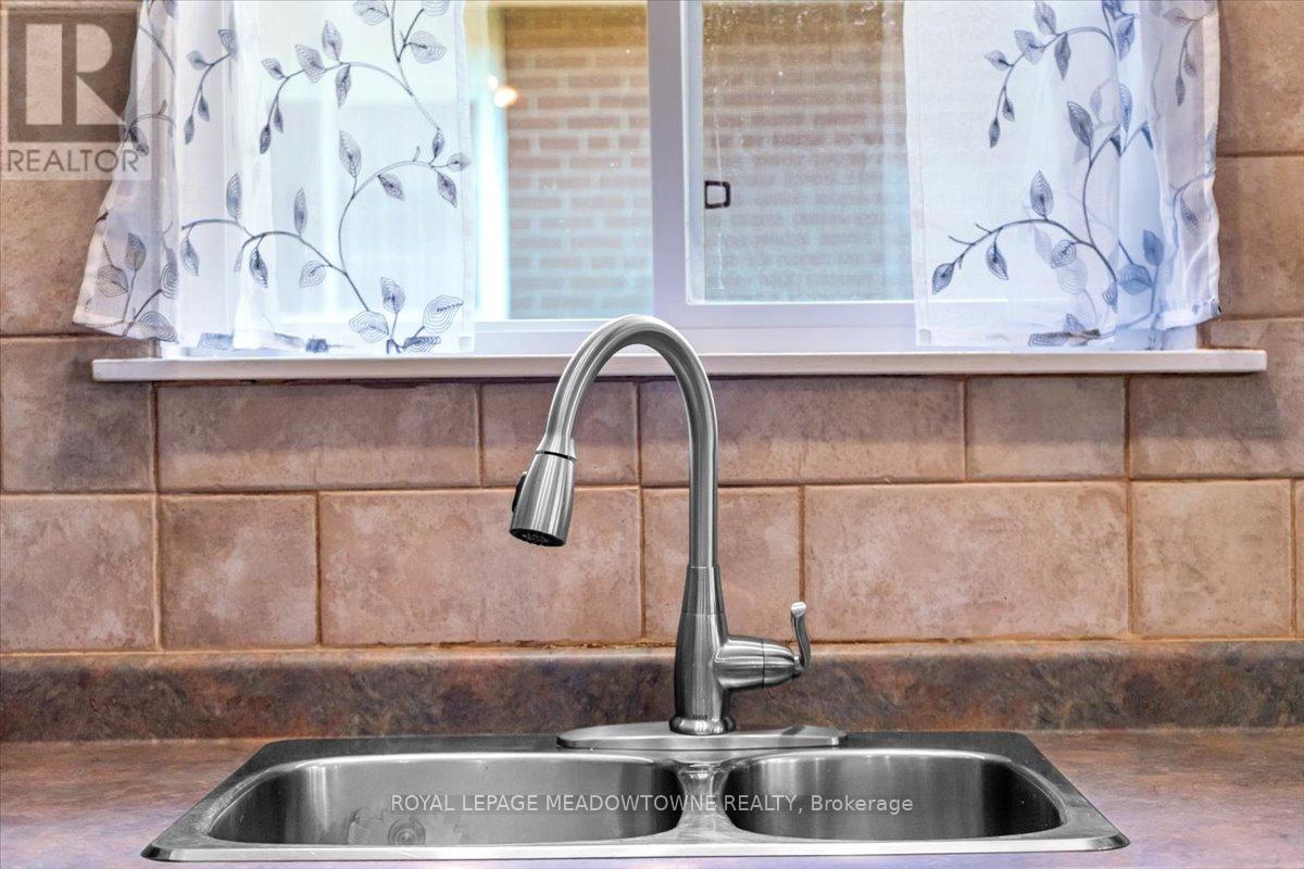 Photo 7 of 9 Welbeck Drive, Brampton ON