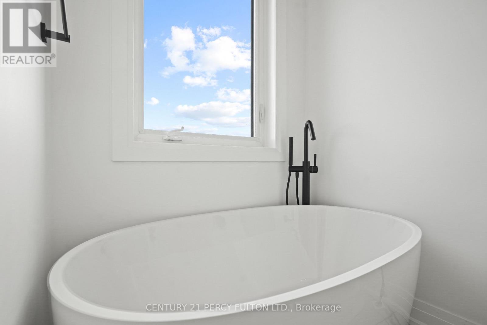 Photo 13 of 6618 Harmony Hill, Mississauga ON