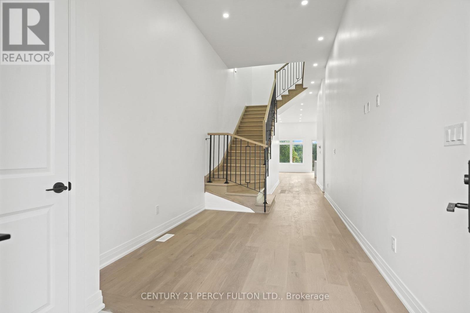 Photo 2 of 6618 Harmony Hill, Mississauga ON