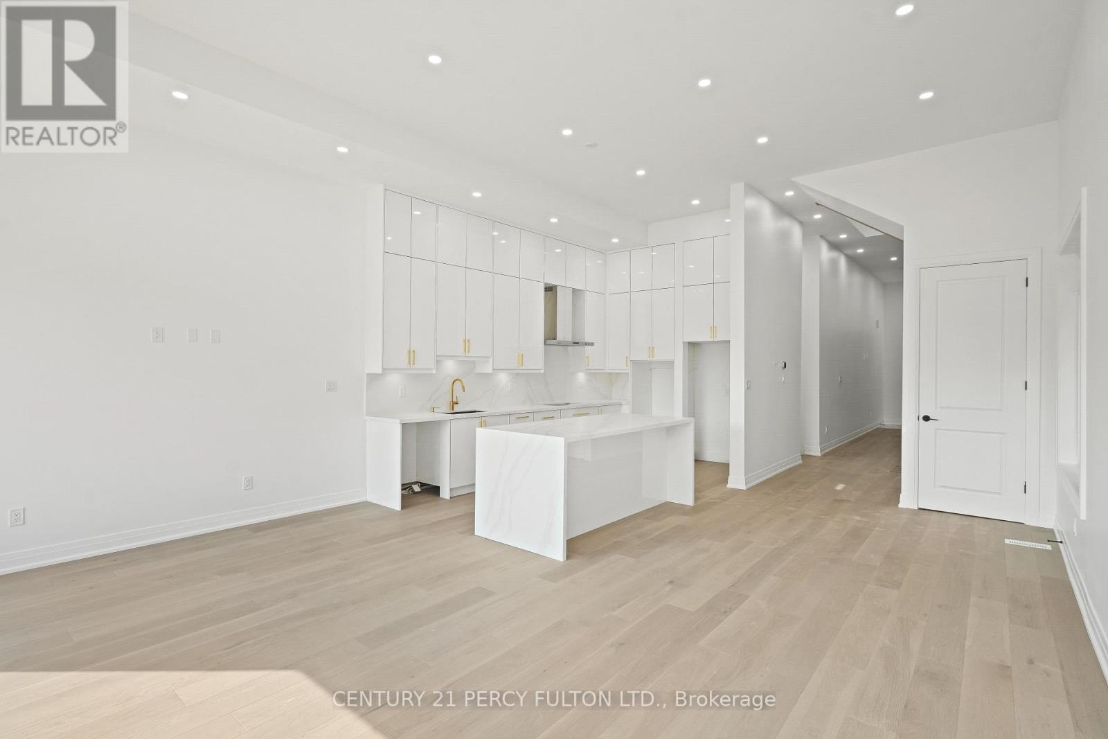 Photo 5 of 6618 Harmony Hill, Mississauga ON