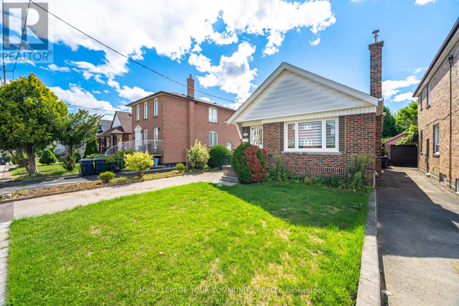 Photo 4 of 185 Dunraven Drive, Toronto ON