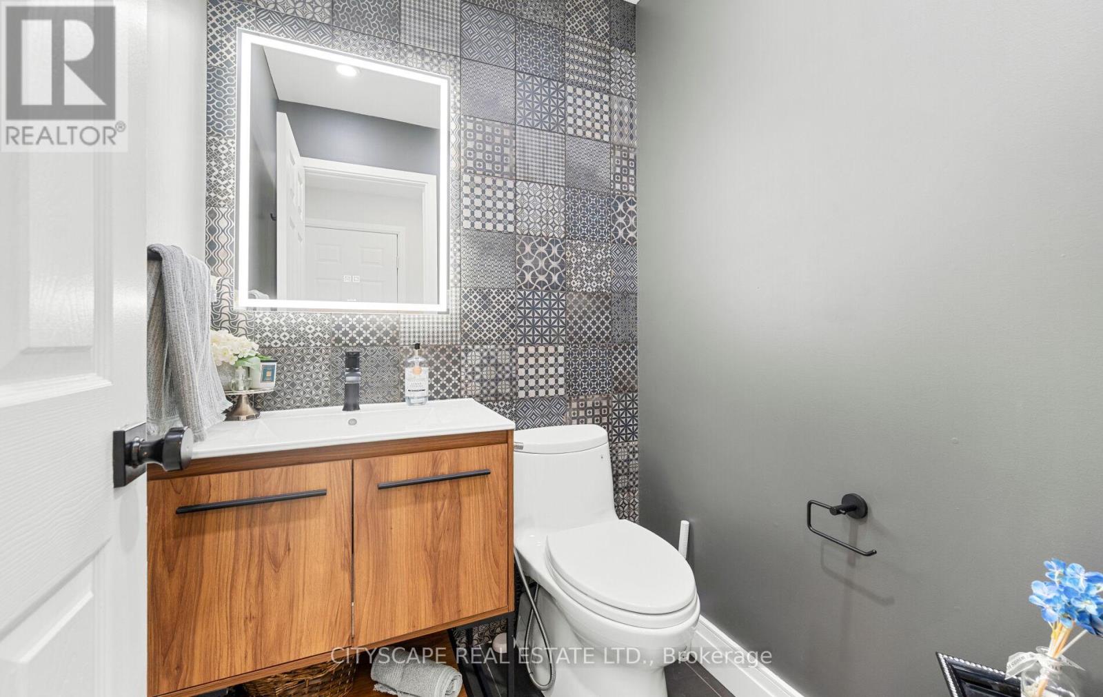 Photo 23 of 5253 Bushelgrove Circle, Mississauga ON