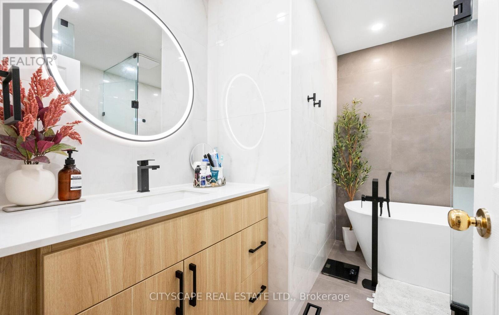 Photo 32 of 5253 Bushelgrove Circle, Mississauga ON