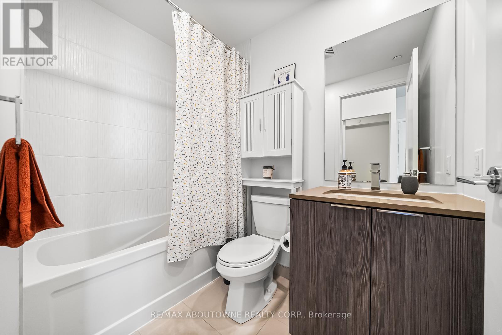 Photo 10 of 5103 70 Annie Craig Drive, Toronto ON