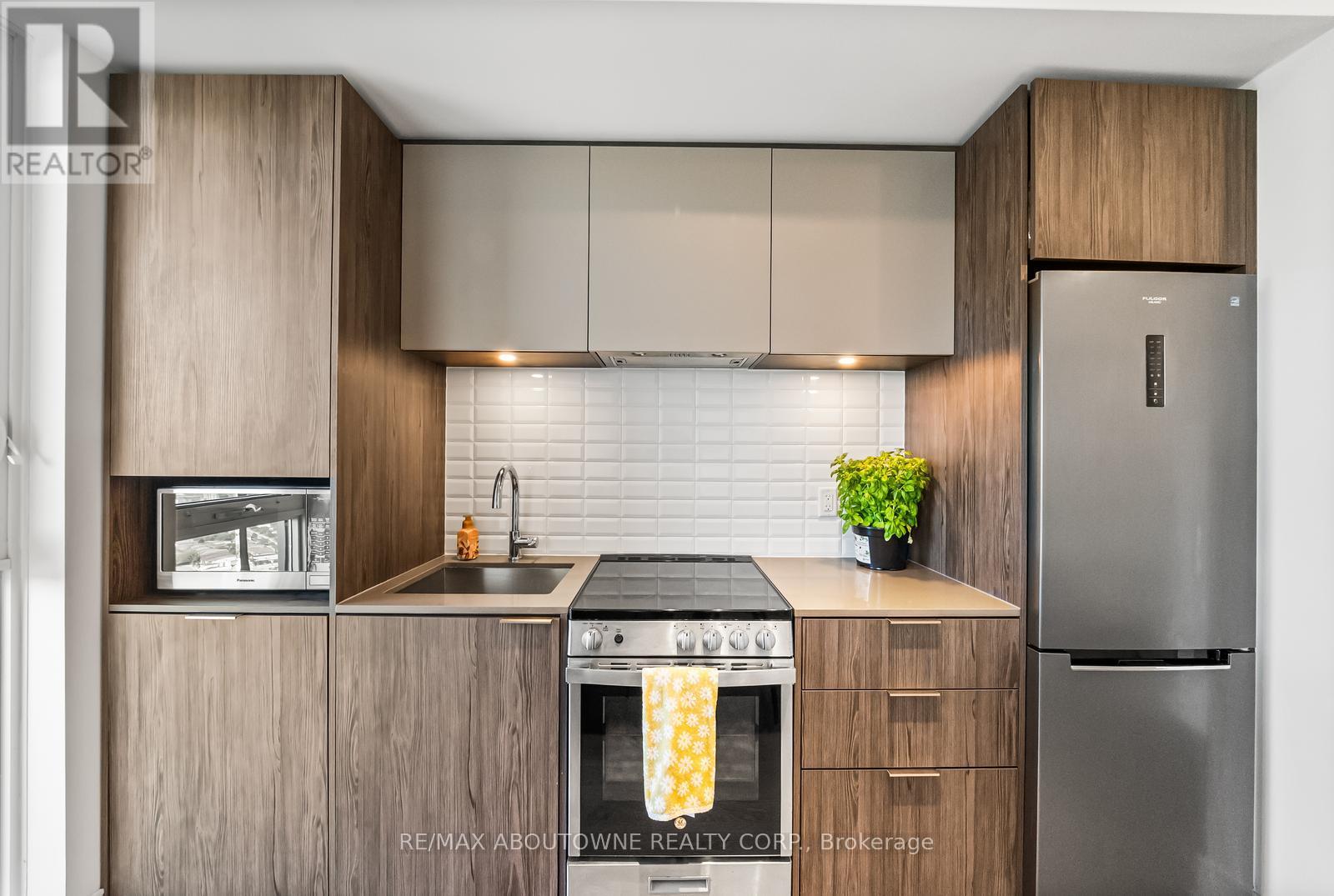 Photo 15 of 5103 70 Annie Craig Drive, Toronto ON