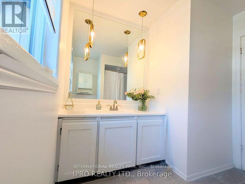Photo 21 of 52 Vodden Court, Brampton ON