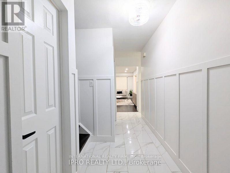 Photo 3 of 52 Vodden Court, Brampton ON