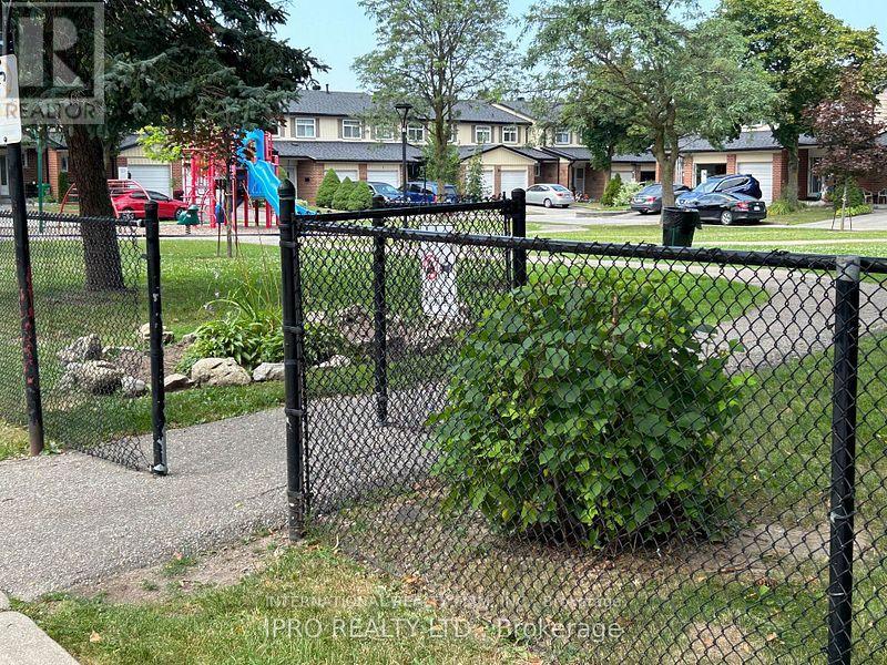Photo 31 of 52 Vodden Court, Brampton ON