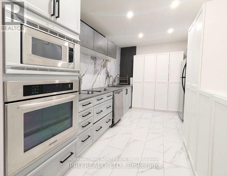 Photo 5 of 52 Vodden Court, Brampton ON