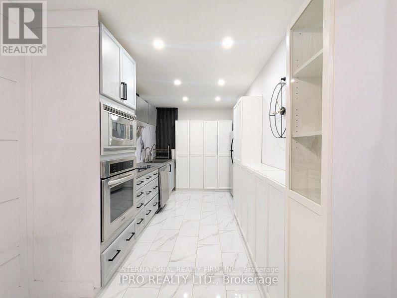 Photo 8 of 52 Vodden Court, Brampton ON