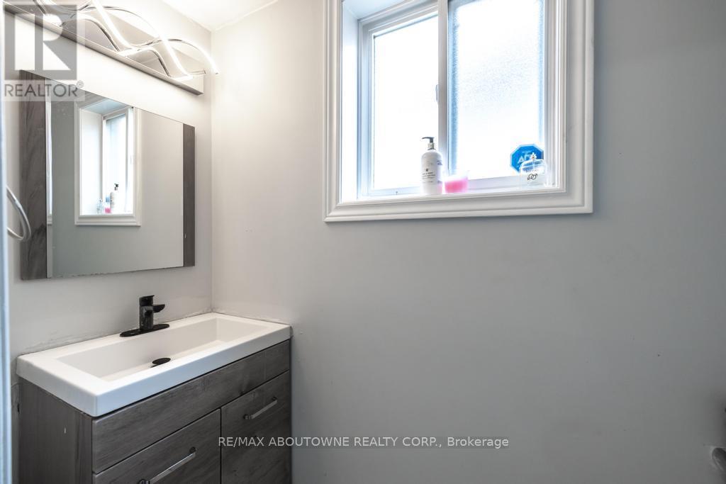 Photo 15 of 14 Sable Drive, Hamilton ON