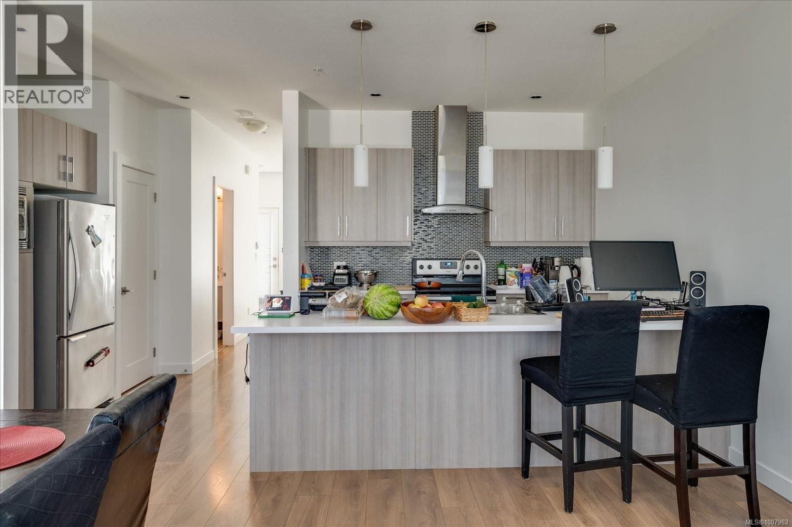 Photo 8 of 102 5240 Dublin Way, Nanaimo BC