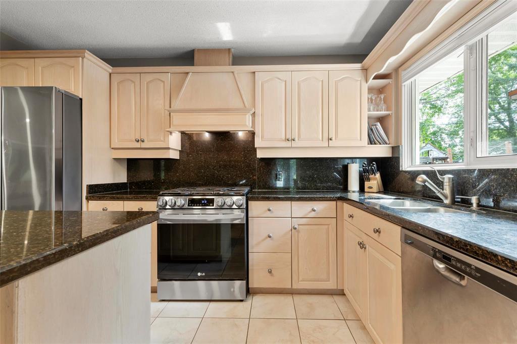 Photo 13 of 36 Pine Crescent, Steinbach MB