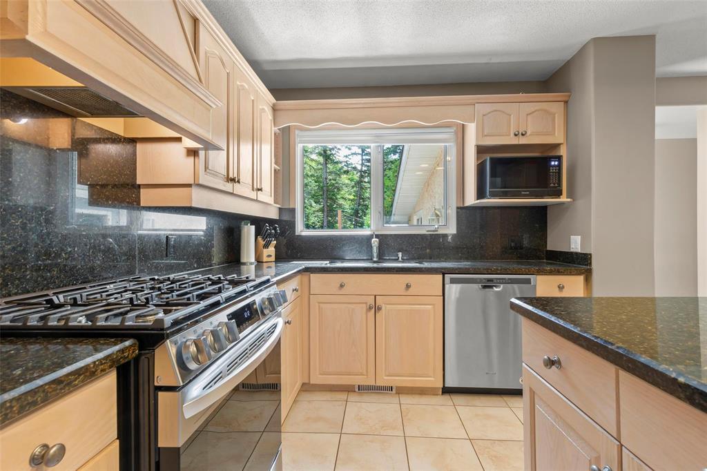 Photo 15 of 36 Pine Crescent, Steinbach MB