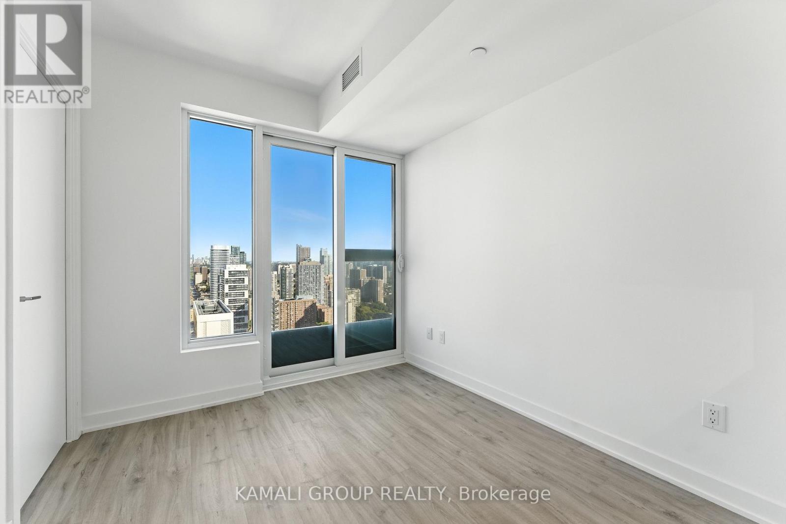 Photo 5 of 4503 252 Church Street, Toronto ON