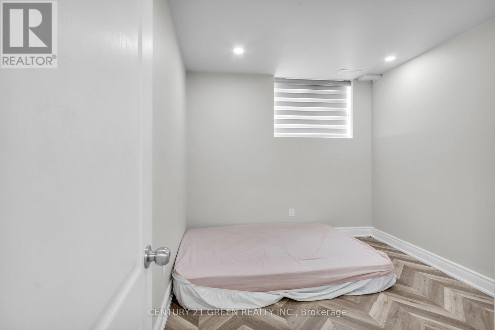 Photo 35 of 940 Dice Way, Milton ON