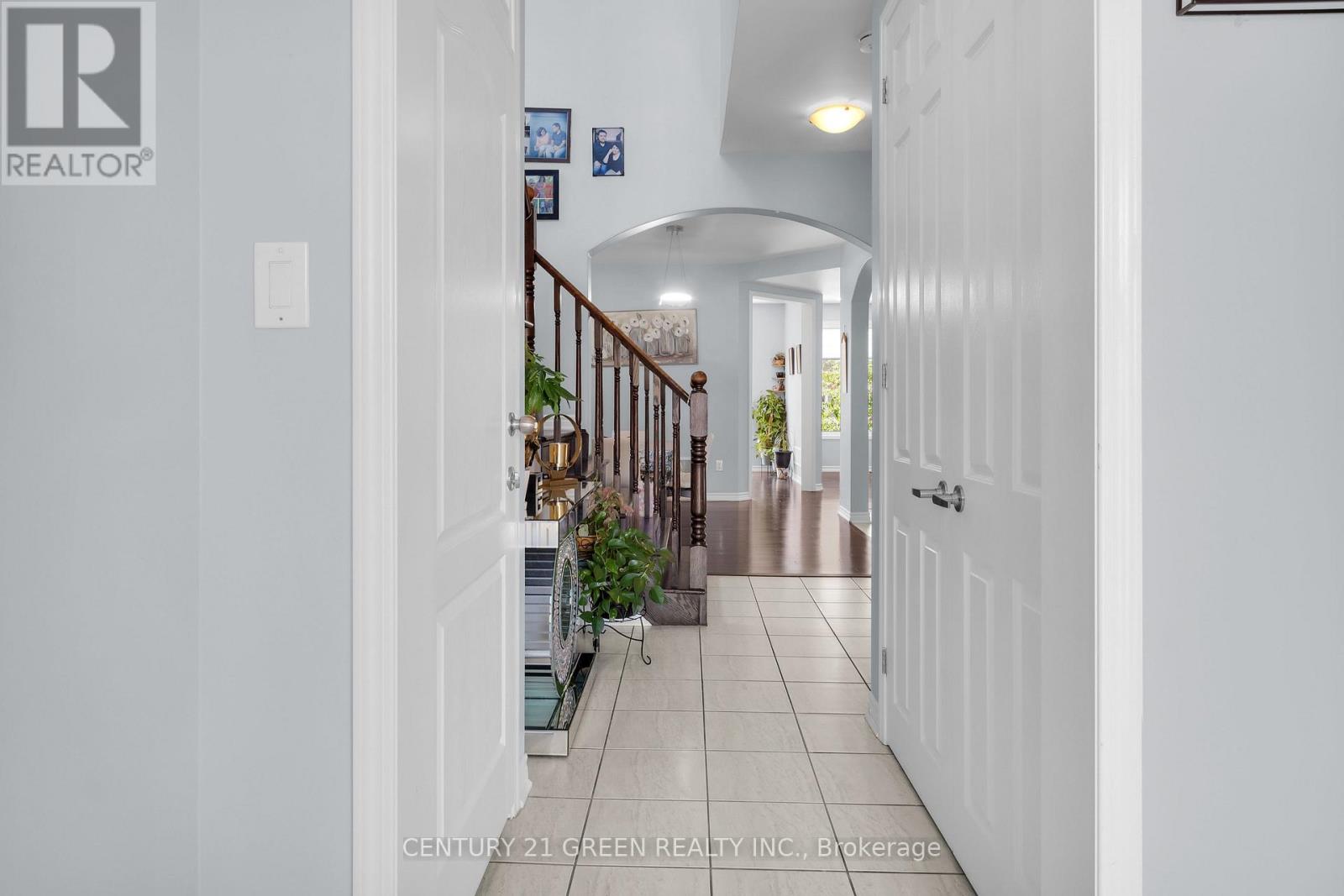 Photo 5 of 940 Dice Way, Milton ON