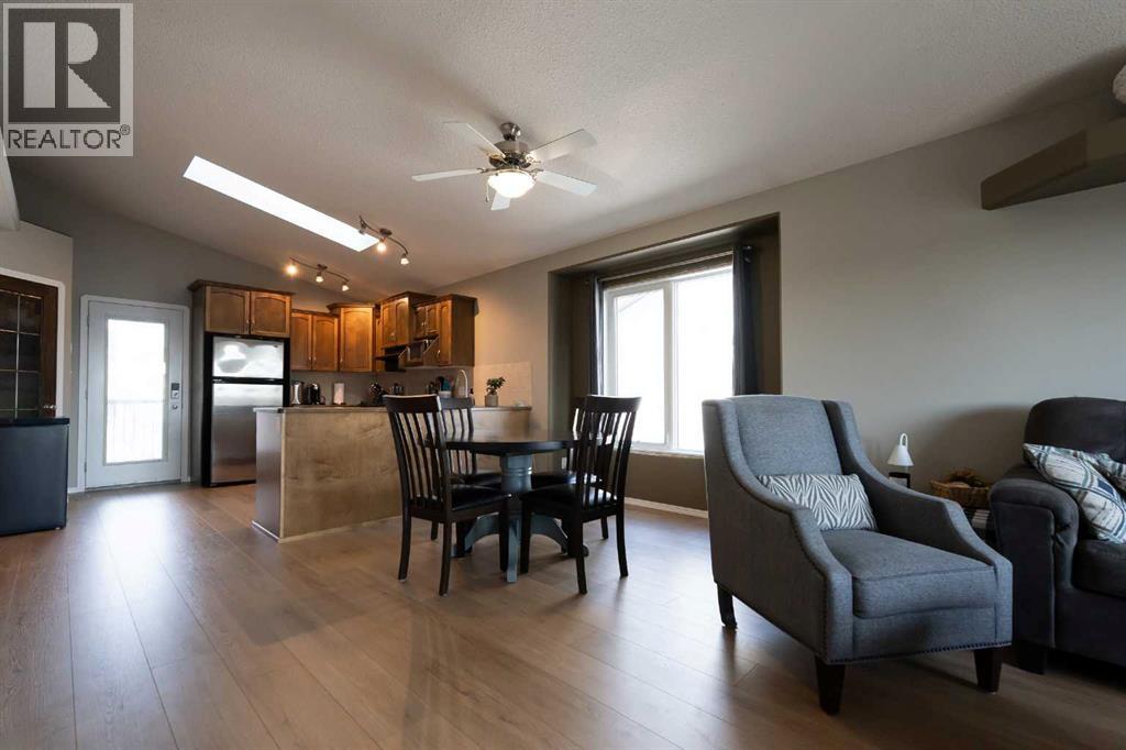 Photo 10 of 36 Aberdeen Road W, Lethbridge AB