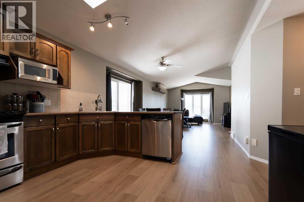 Photo 15 of 36 Aberdeen Road W, Lethbridge AB