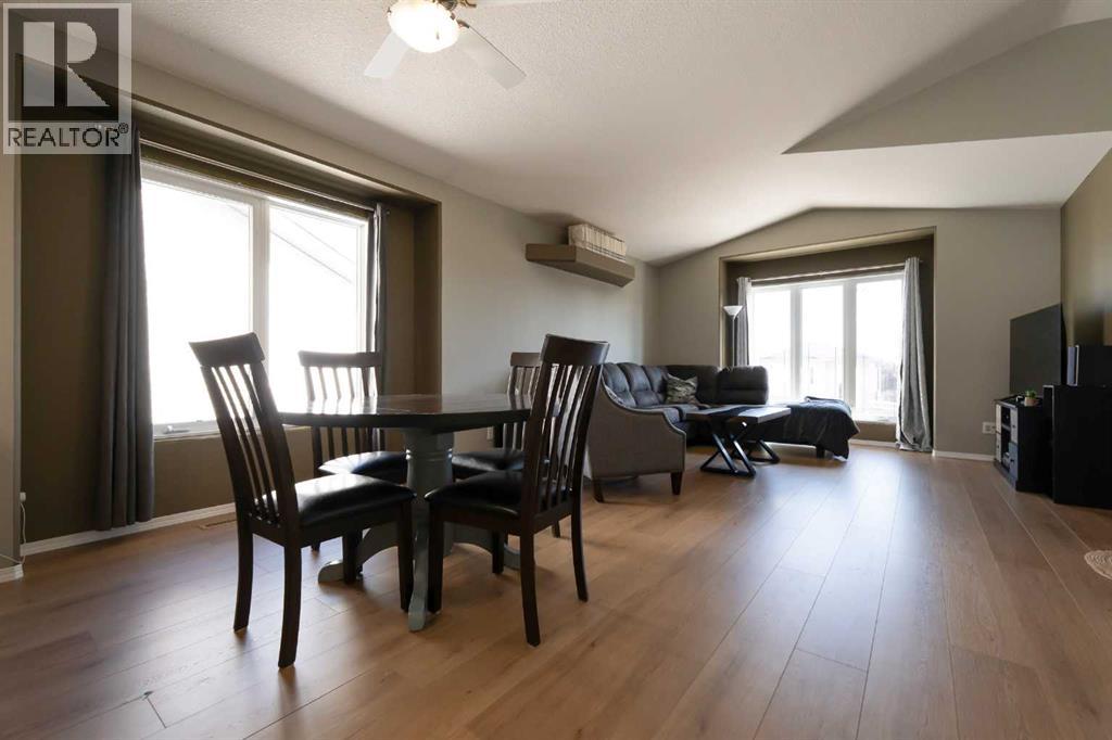 Photo 11 of 36 Aberdeen Road W, Lethbridge AB