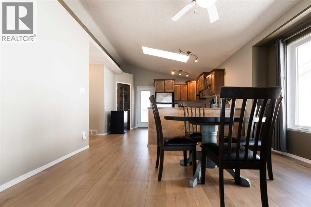 Photo 12 of 36 Aberdeen Road W, Lethbridge AB