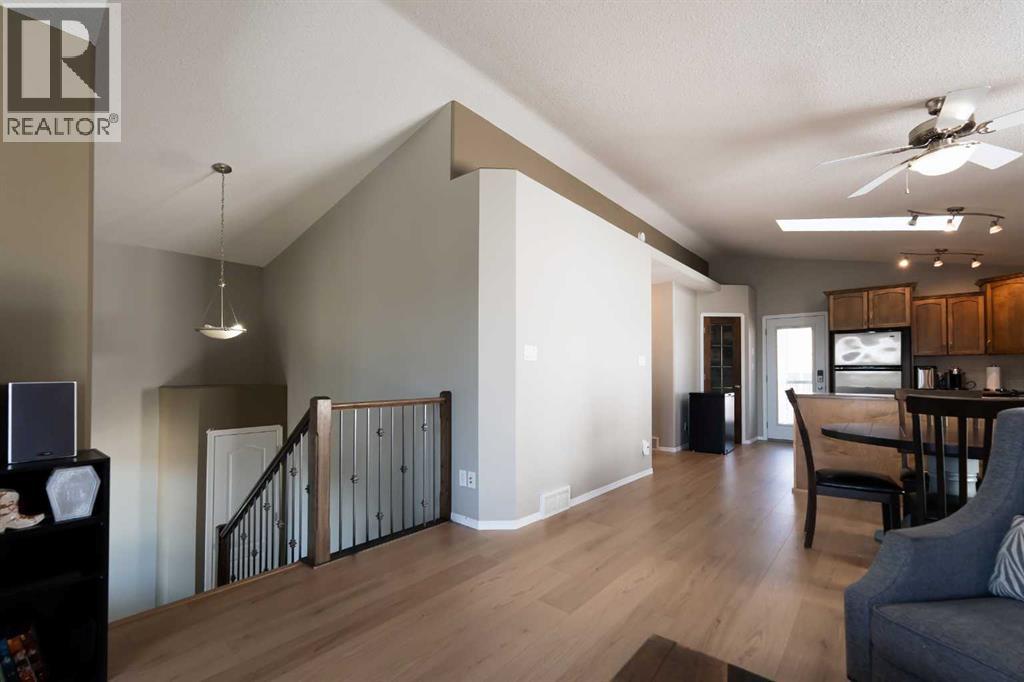 Photo 7 of 36 Aberdeen Road W, Lethbridge AB