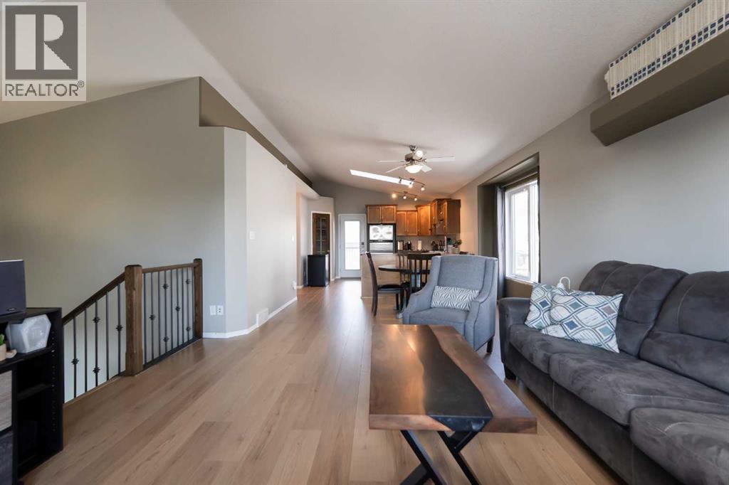 Photo 8 of 36 Aberdeen Road W, Lethbridge AB