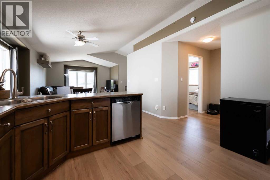 Photo 18 of 36 Aberdeen Road W, Lethbridge AB