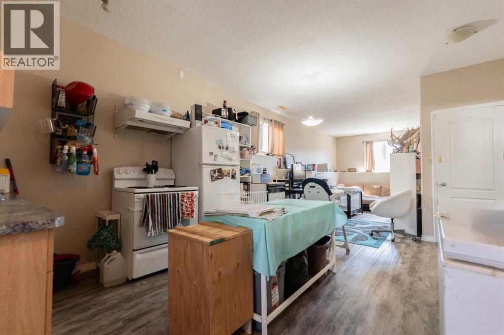 Photo 31 of 36 Aberdeen Road W, Lethbridge AB