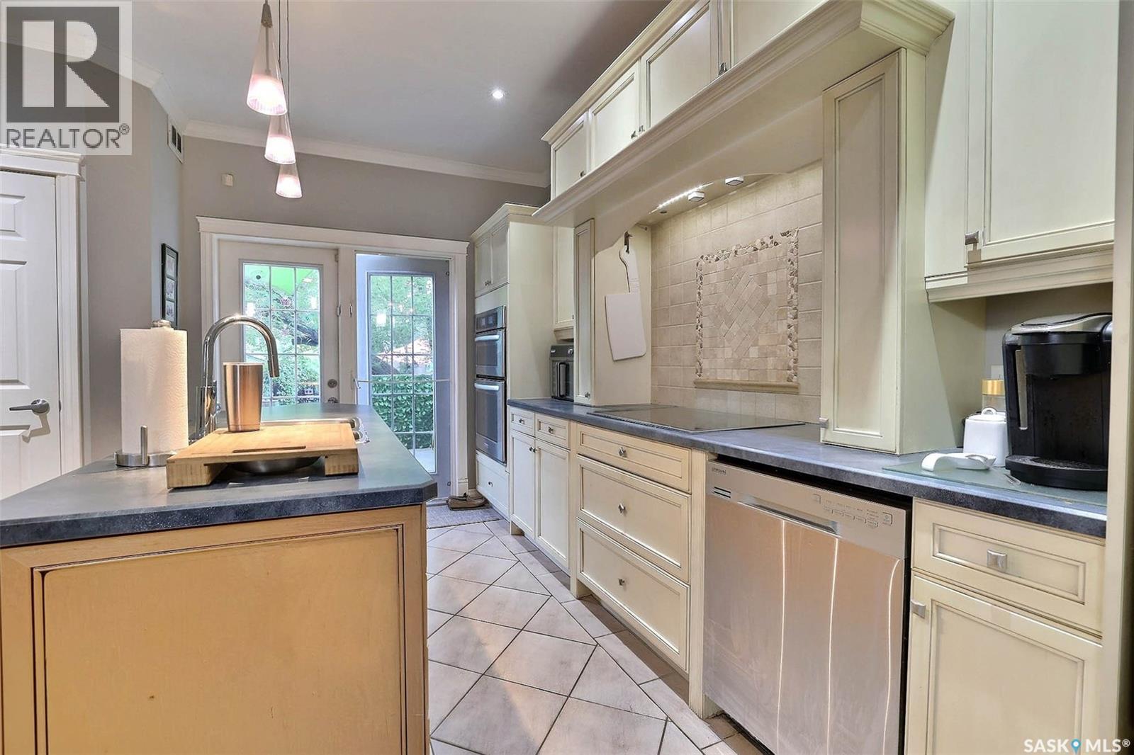 Photo 10 of 1530 College Avenue, Regina SK