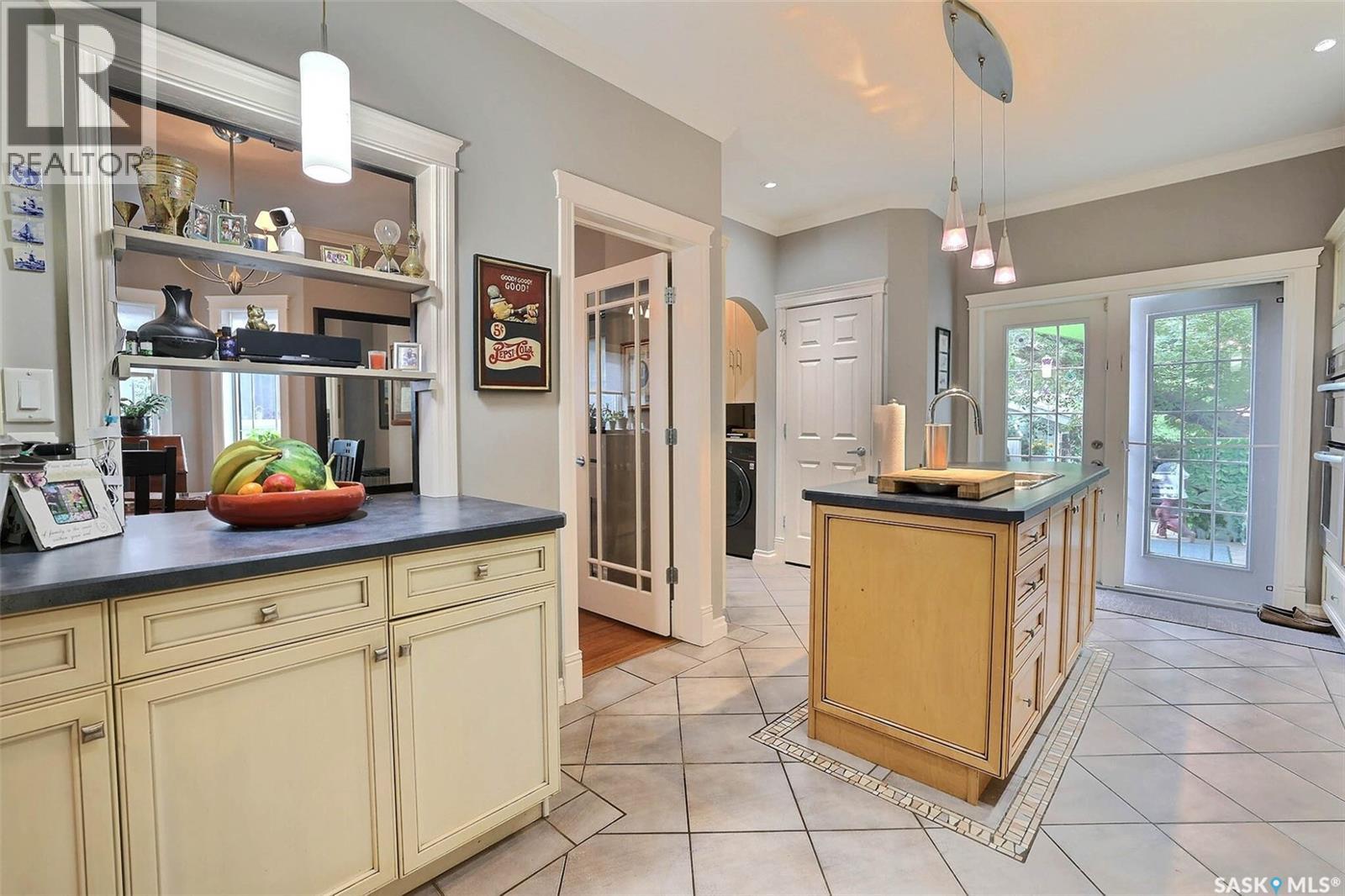 Photo 8 of 1530 College Avenue, Regina SK